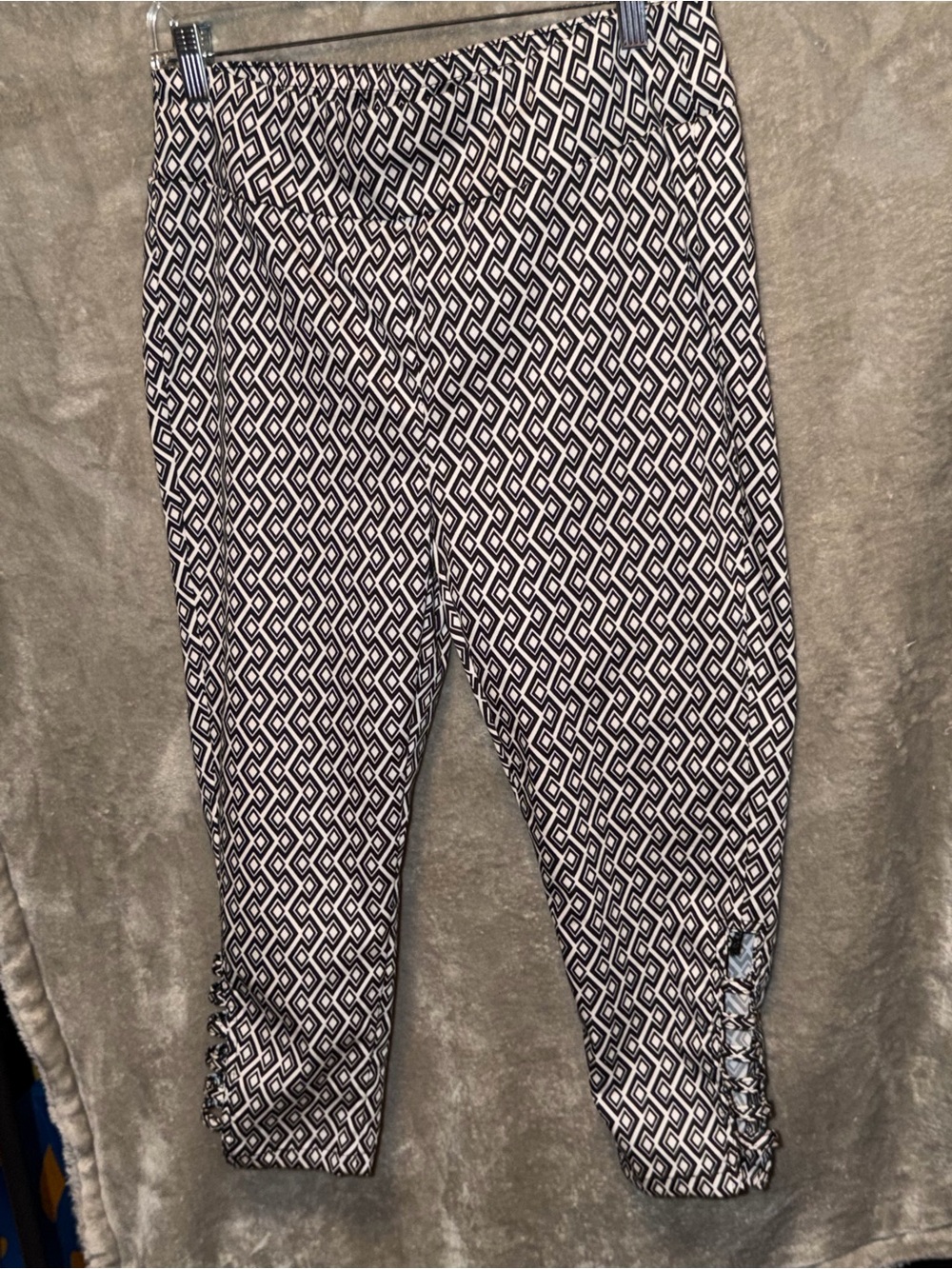 VENUS Black and White Geometric Leggings